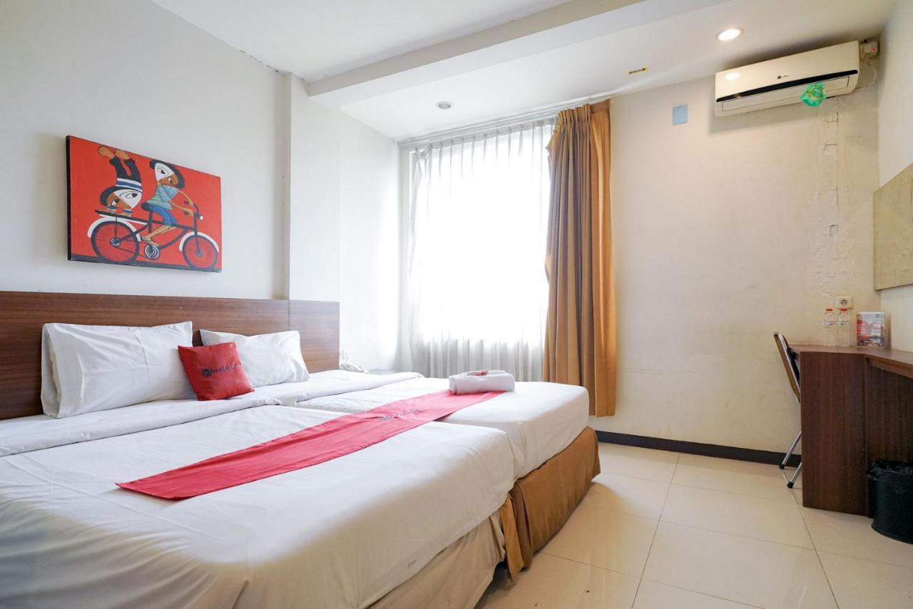 Reddoorz Near Braga Street Hotel Bandung Exterior photo