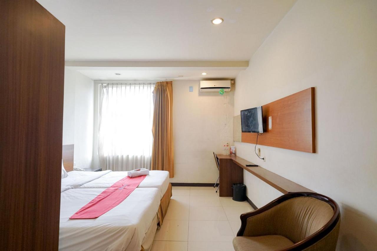 Reddoorz Near Braga Street Hotel Bandung Exterior photo