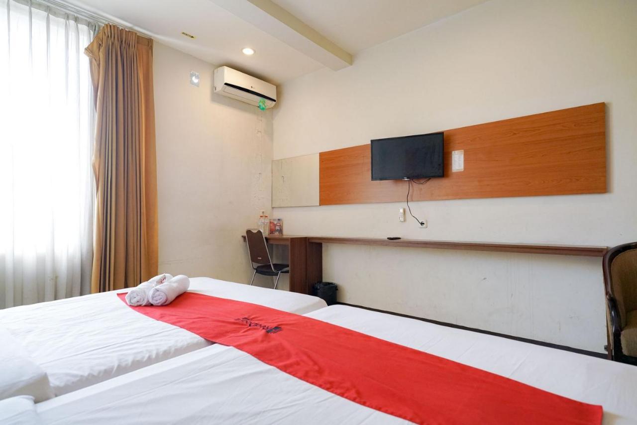 Reddoorz Near Braga Street Hotel Bandung Exterior photo
