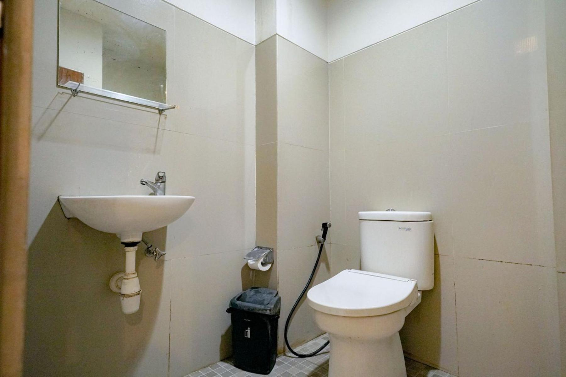 Reddoorz Near Braga Street Hotel Bandung Room photo